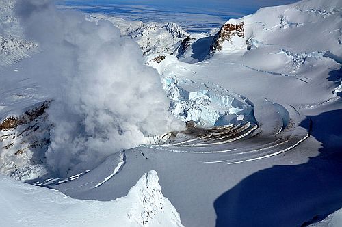 alaska mount redoubt volcano Redoubt Volcano in Alaska Erupts 5 Times